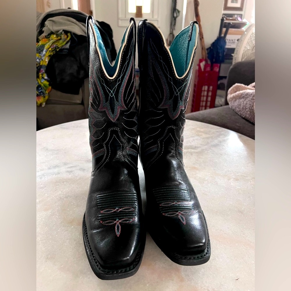 Ariat Autry Boot in Black Leather with Pointe Toe Pink Blue White Stitch Sz 8.5
